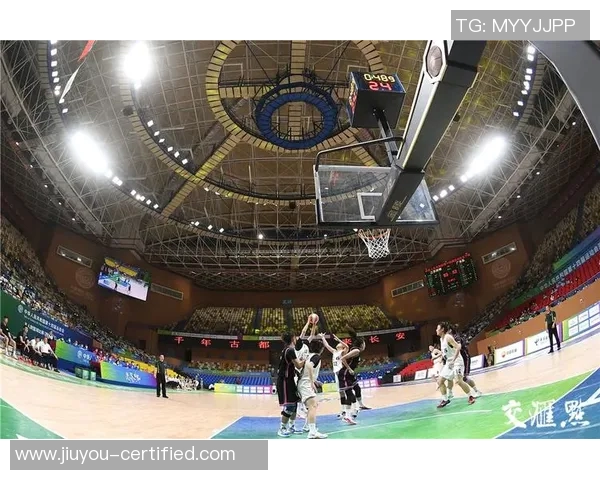 姚明在草坪上留下的足迹与篮球梦想的交汇点