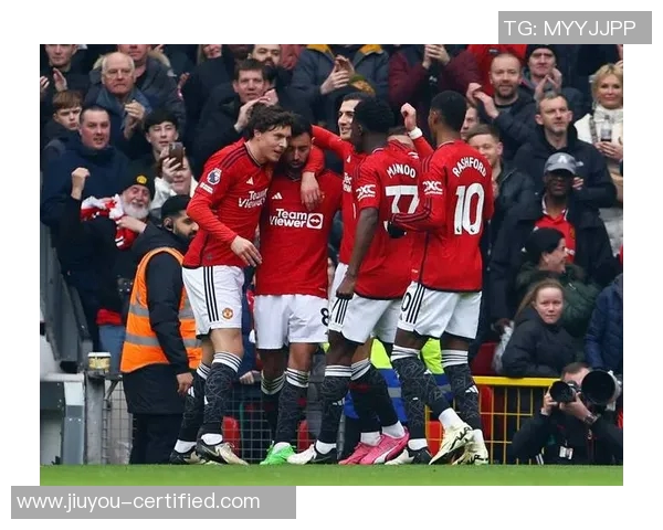 德甲激战曼联与那不勒斯握手言和赛场瞬间引发热议与数据分析