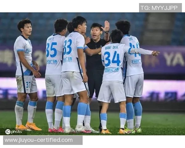 中超激战AC米兰以4比0大胜马竞争议判罚引发全场热议 中超激战AC米兰以4比0大胜马竞争议判罚引发全场热议